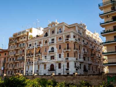 Eppure il Noli � uno dei pi� interessanti edifici di Bari. Seppur nato in epoca Fascista, non segue quella geometria rigorosa e lineare tipica del Razionalismo di quegli anni, ma si arricchisce di numerose decorazioni ed elementi architettonici che lo rendono decisamente elegante